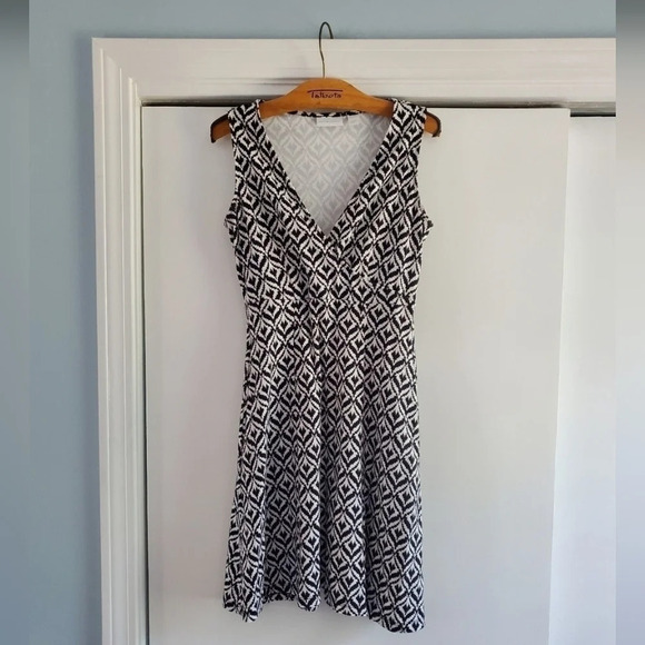 New York & Company Sleeveless Black White Geometic V-Neck Fit Flare Small Dress - Picture 1 of 8